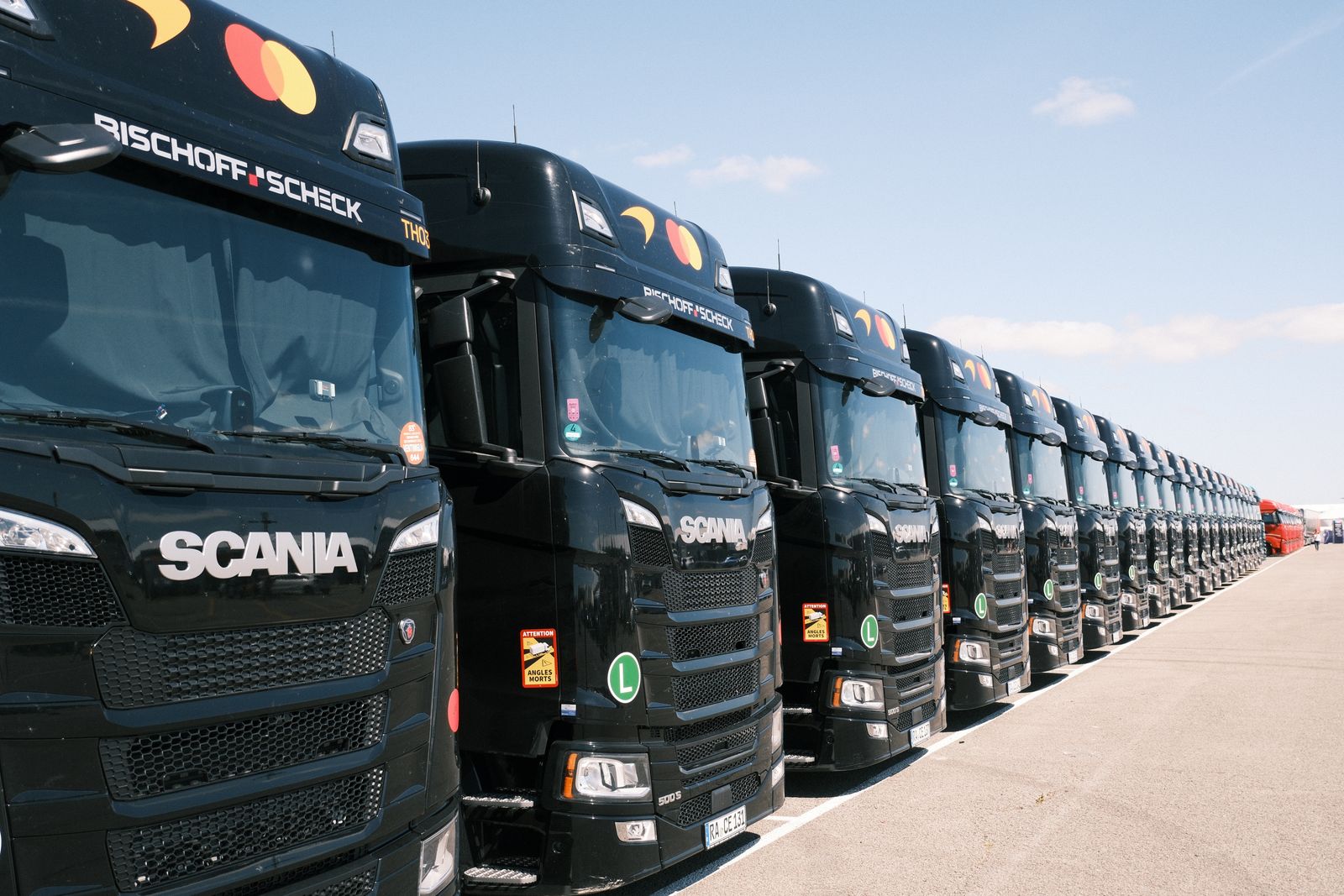 Frota de caminhões Scania novos enfileirados